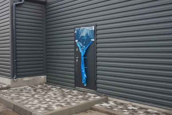 Одна Чорна Залізна Закрита Двері Блакитному Мостофілі Металевій Стіні Будівлі — стокове фото