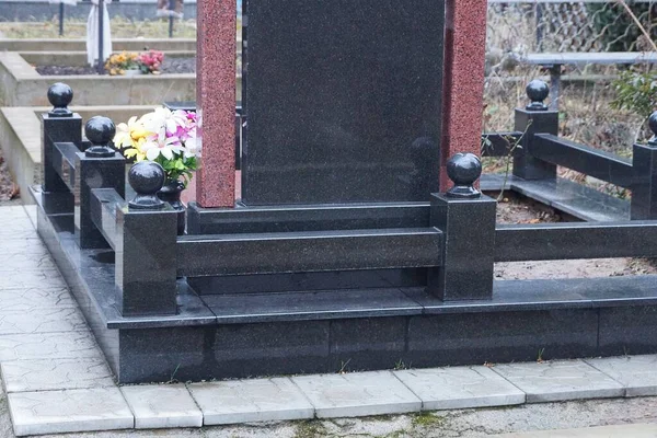 Один Черный Гранитный Декоративный Барьер Мраморного Памятника Могиле Кладбище — стоковое фото