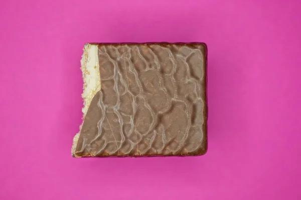 Comida Pedaço Marrom Chocolate Encontra Uma Mesa Rosa — Fotografia de Stock