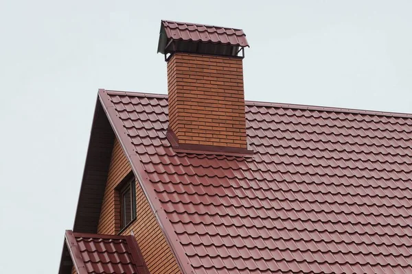 Jeden Velký Červený Cihlový Komín Kachlové Střeše Soukromého Domu Proti — Stock fotografie