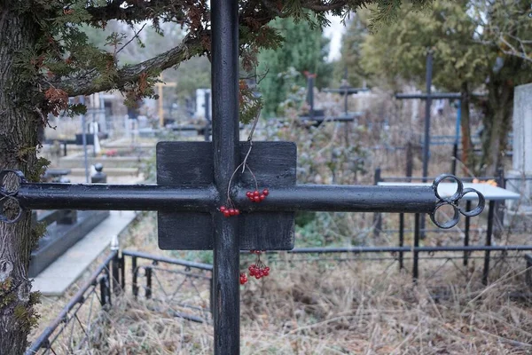 Uma Cruz Metal Preto Uma Sepultura Grama Cinza Seca Cemitério — Fotografia de Stock