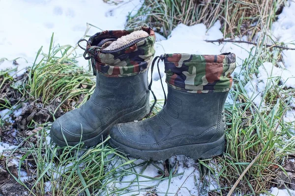 Dos Botas Invierno Hechas Caucho Verde Tela Manchada Pie Hierba — Foto de Stock