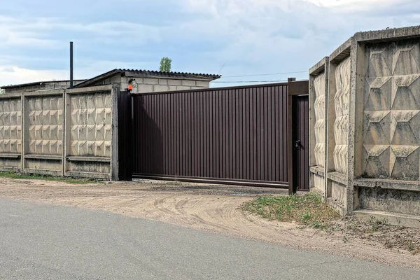 Jedna Zamknięta Brązowa Brama Metalowa Część Ogrodzenia Ściany Szarego Betonu — Zdjęcie stockowe