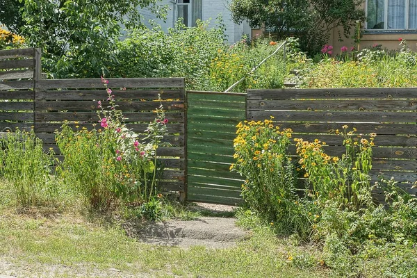 Geschlossene Tür Einer Grauen Hölzernen Ländlichen Zaunwand Auf Der Straße — Stockfoto