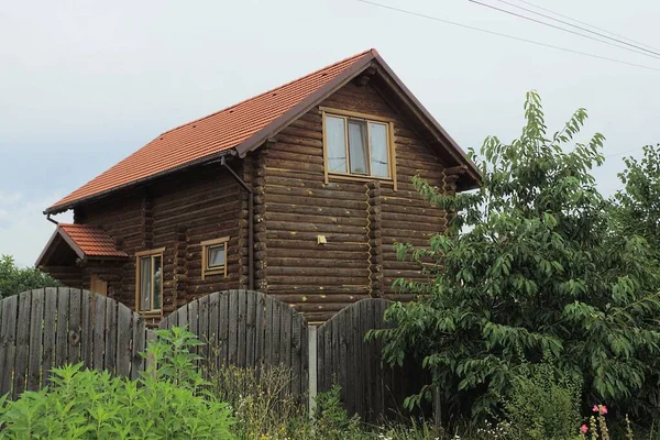 Fassade Eines Braunen Holzhauses Mit Fenstern Unter Ziegeldach Hinter Einem — Stockfoto