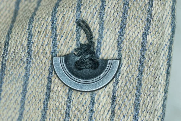 Jeden Starý Rozbitý Černý Plastový Knoflík Nití Hnědém Oblečení — Stock fotografie