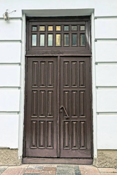 Une Vieille Porte Brune Bois Verre Sur Mur Béton Blanc — Photo