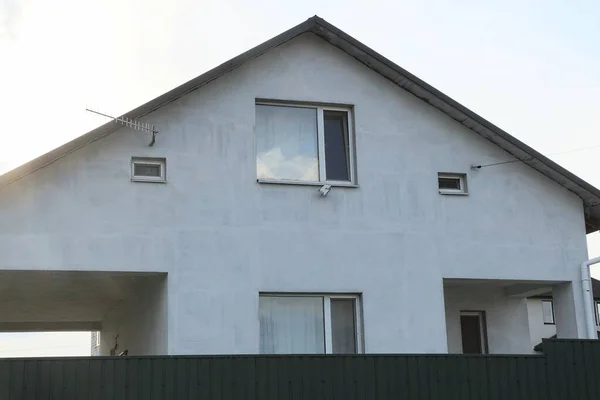 Façade Une Maison Privée Grise Béton Avec Des Fenêtres Derrière — Photo