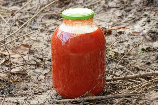 Ein Großes Glas Mit Rotem Tomatensaft Steht Auf Grauem Grund — Stockfoto