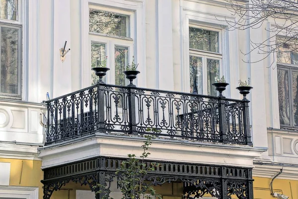 Один Открытый Черный Железный Балкон Кованым Рисунком Белой Бетонной Стене — стоковое фото