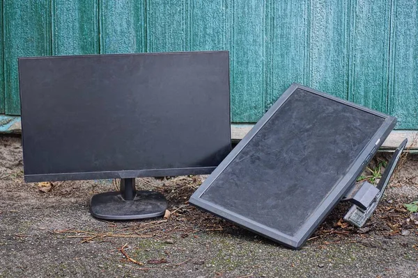 Δύο Παλιά Μαύρα Οθόνες Υπολογιστή Στέκεται Στο Δρόμο Γκρι Άσφαλτο — Φωτογραφία Αρχείου