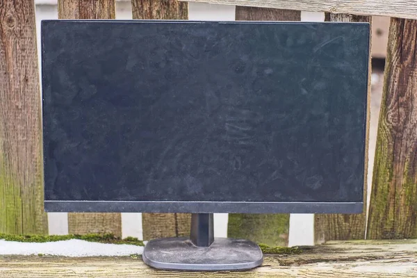Ένα Παλιό Βρώμικο Μαύρο Οθόνη Υπολογιστή Στέκεται Ένα Γκρι Τραπέζι — Φωτογραφία Αρχείου