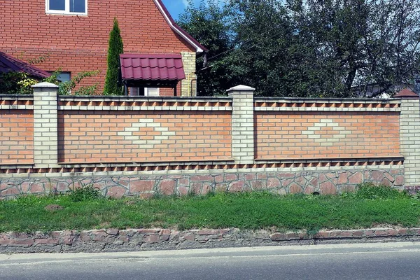Part Brown White Brick Fence Wall Gray Stone Foundation Green — Stock Photo, Image