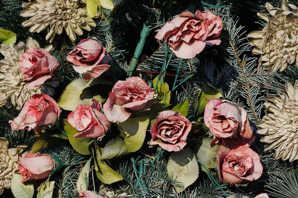 Struktur Röda Konstgjorda Knoppar Ros Blommor Med Gröna Blad Krans — Stockfoto