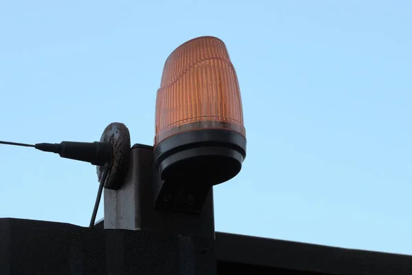 Jedna Czerwona Lampa Sygnalizacyjna Tworzywa Sztucznego Czarnym Płocie Przeciwko Błękitnemu — Zdjęcie stockowe