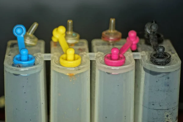 Fila Botellas Plástico Blanco Con Tapas Colores Para Tintas Impresora — Foto de Stock