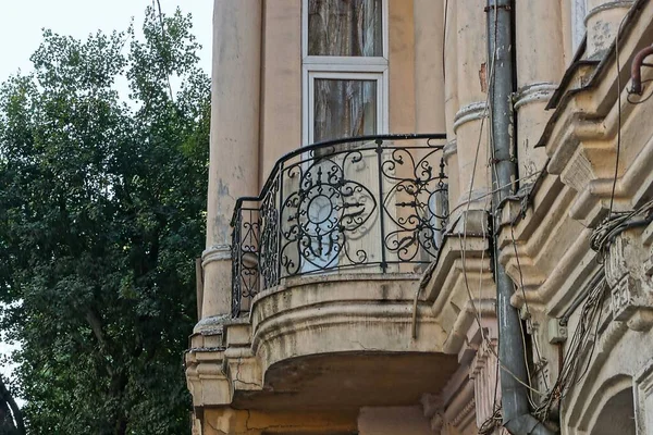 One Black Metal Open Balcony Wrought Iron Pattern Brown Concrete — Stock Photo, Image