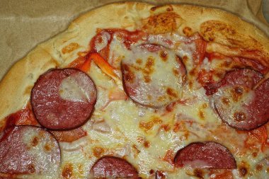 Gri bir karton kutuda taze pizza carbonara.