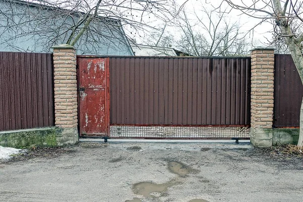 Brązowa Metalowa Brama Czerwone Zamknięte Drzwi Ogrodzeniu Żelaza Cegieł Wiejskiej — Zdjęcie stockowe