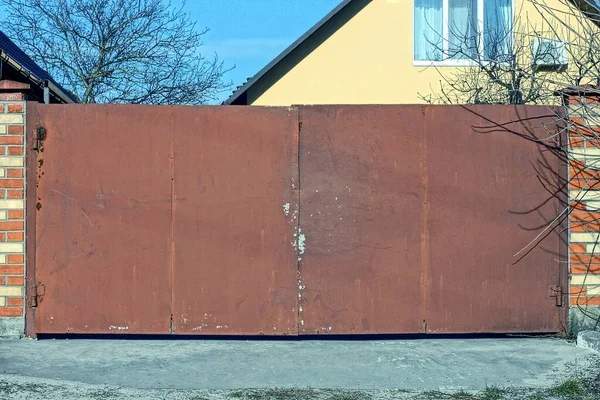 Una Vieja Puerta Marrón Roja Metal Sobre Asfalto Gris Una — Foto de Stock