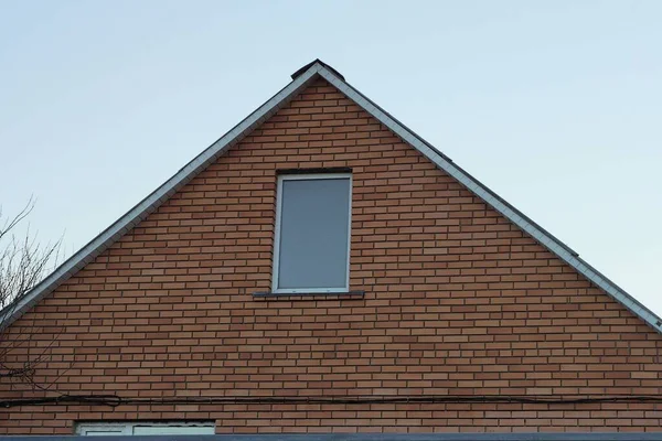 Gri Gökyüzüne Karşı Caddede Tek Penceresi Olan Kahverengi Tuğlalı Bir — Stok fotoğraf