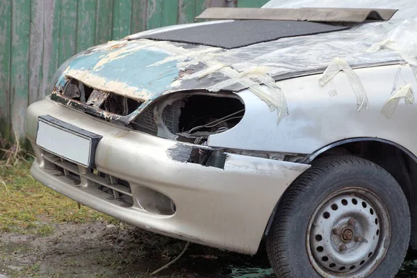 Teil Eines Grauen Pkw Nach Einem Unfall Mit Kaputten Scheinwerfern — Stockfoto