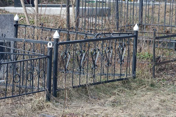 Cerca Decorativa Metal Preto Feito Barras Ferro Sepultura Cemitério — Fotografia de Stock