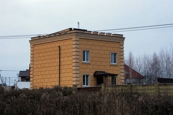 Один Большой Коричневый Красный Кирпичный Дом Окнами Забором Сухой Серой — стоковое фото