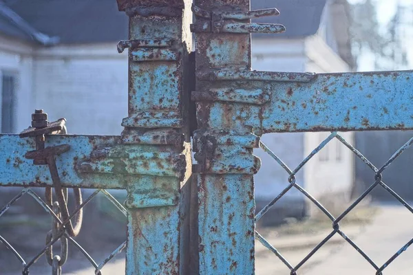 Parte Una Vieja Puerta Hecha Placas Hierro Azul Malla Metálica — Foto de Stock