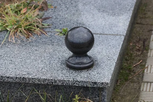 Una Gran Bola Mármol Negro Una Valla Piedra Gris Cementerio —  Fotos de Stock