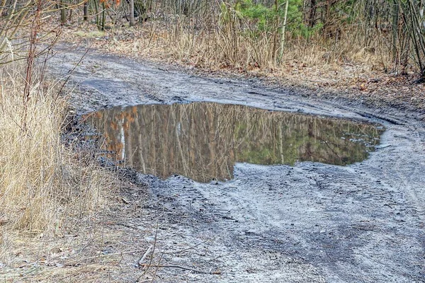 도로의 더러운 커다란 흙탕물 — 스톡 사진