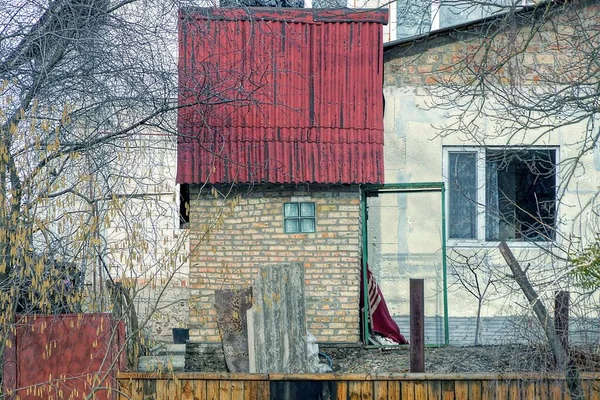 Mała Brązowa Murowana Szopa Oknem Pod Czerwonym Dachem Wiejskiej Ulicy — Zdjęcie stockowe