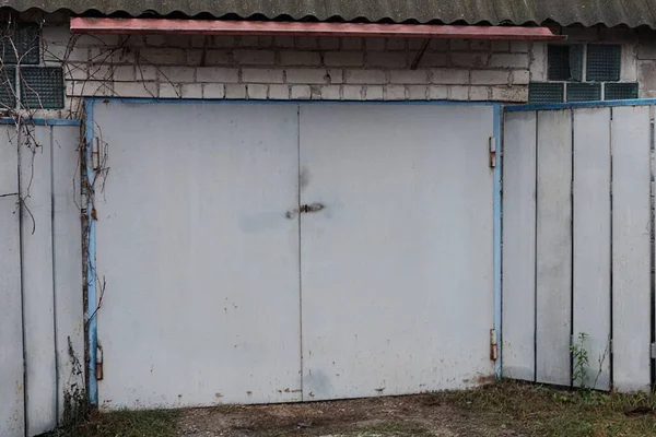 Fassade Einer Grauen Backsteingarage Mit Eisentoren Die Der Straße Geschlossen — Stockfoto