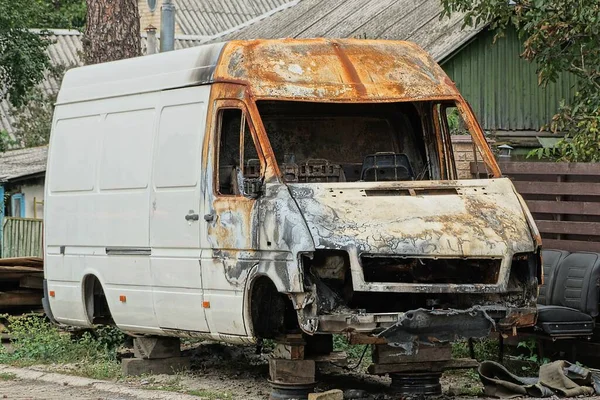 Ein Großes Altes Verbranntes Weißes Busauto Auf Der Straße Neben — Stockfoto