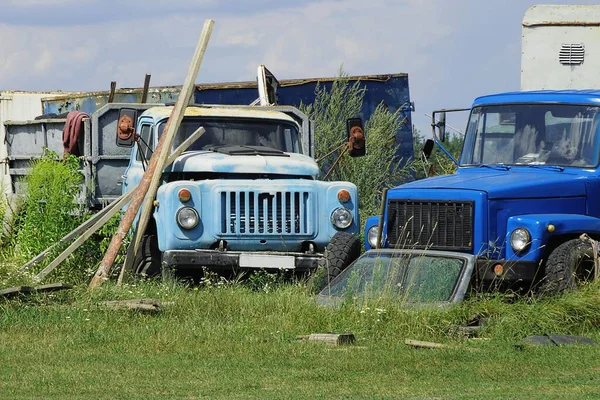 Twee Oude Auto Vrachtwagens Met Blauwe Taxi Straat Groen Gras — Stockfoto