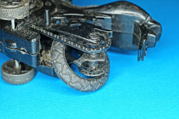 Parte Brinquedo Motocicleta Plástico Preto Com Uma Roda Quebrada Está — Fotografia de Stock