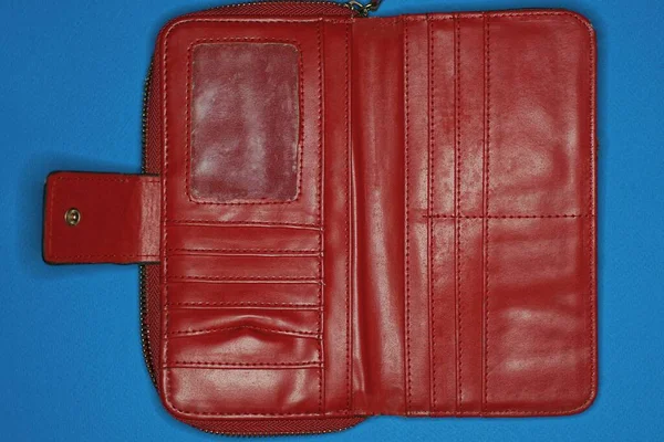 Una Gran Cartera Cuero Rojo Abierto Encuentra Una Mesa Azul — Foto de Stock