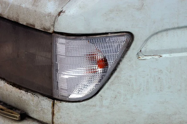 Ein Weißer Frontglasscheinwerfer Auf Grauem Schmutzigem Autoblech — Stockfoto