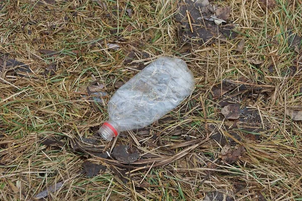 Una Sucia Botella Plástico Blanco Encuentra Hierba Seca Gris Hojas —  Fotos de Stock