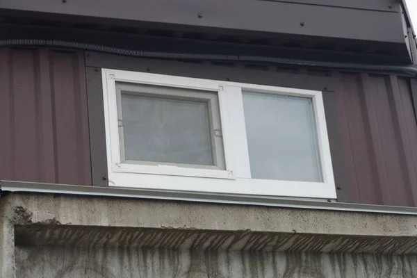 Una Ventana Plástico Blanco Pared Metal Marrón Del Edificio Calle — Foto de Stock