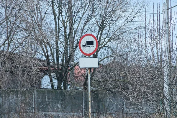 Zákaz Silniční Nákladní Dopravy Železném Potrubí Proti Modrému Nebi Šedým — Stock fotografie