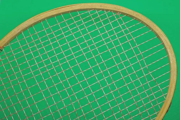 Parte Uma Raquete Badminton Velho Marrom Fundo Mesa Verde — Fotografia de Stock