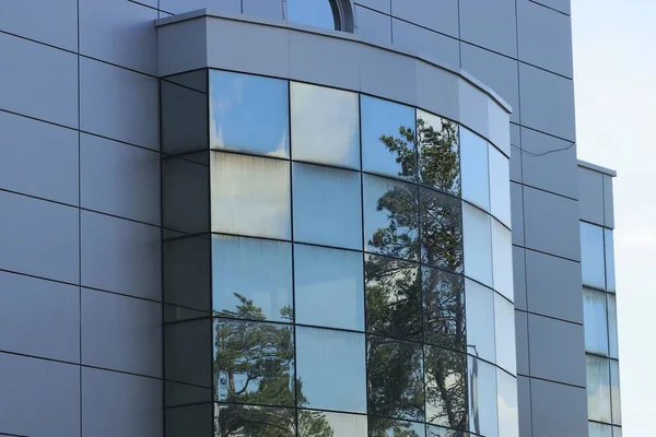 Část Velké Budovy Čtvercovými Okny Šedou Kovovou Stěnou Venku — Stock fotografie