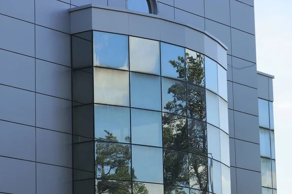 Deel Van Een Groot Gebouw Met Vierkante Ramen Een Grijze — Stockfoto