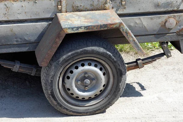 Uma Roda Velha Preta Reboque Carro Metal Cinzento Está Chão — Fotografia de Stock