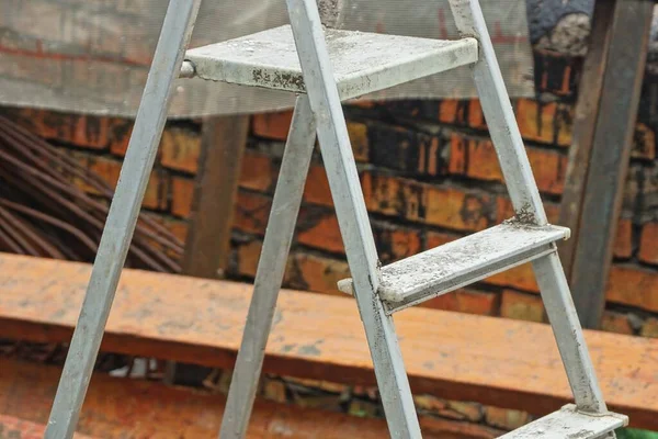Una Scala Alluminio Pieghevole Bianca Erge All Esterno Contro Muro — Foto Stock