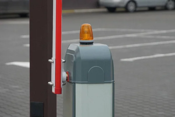 Eine Rote Signallampe Einem Metallabsperrpfosten Auf Der Straße Der Nähe — Stockfoto