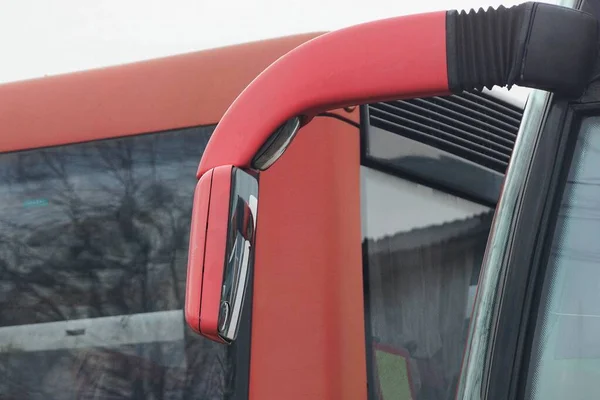 黒いバスタクシーに赤いフロントロングプラスチック製の鏡が1つ — ストック写真