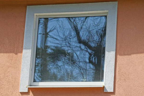 Ein Weißes Quadratisches Fenster Der Braunen Betonwand Des Gebäudes — Stockfoto