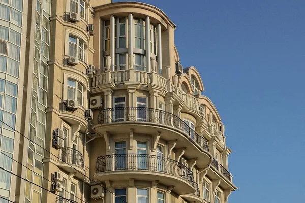 Many Balconies Windows Doors Brown Wall Large House Blue Sky — ストック写真